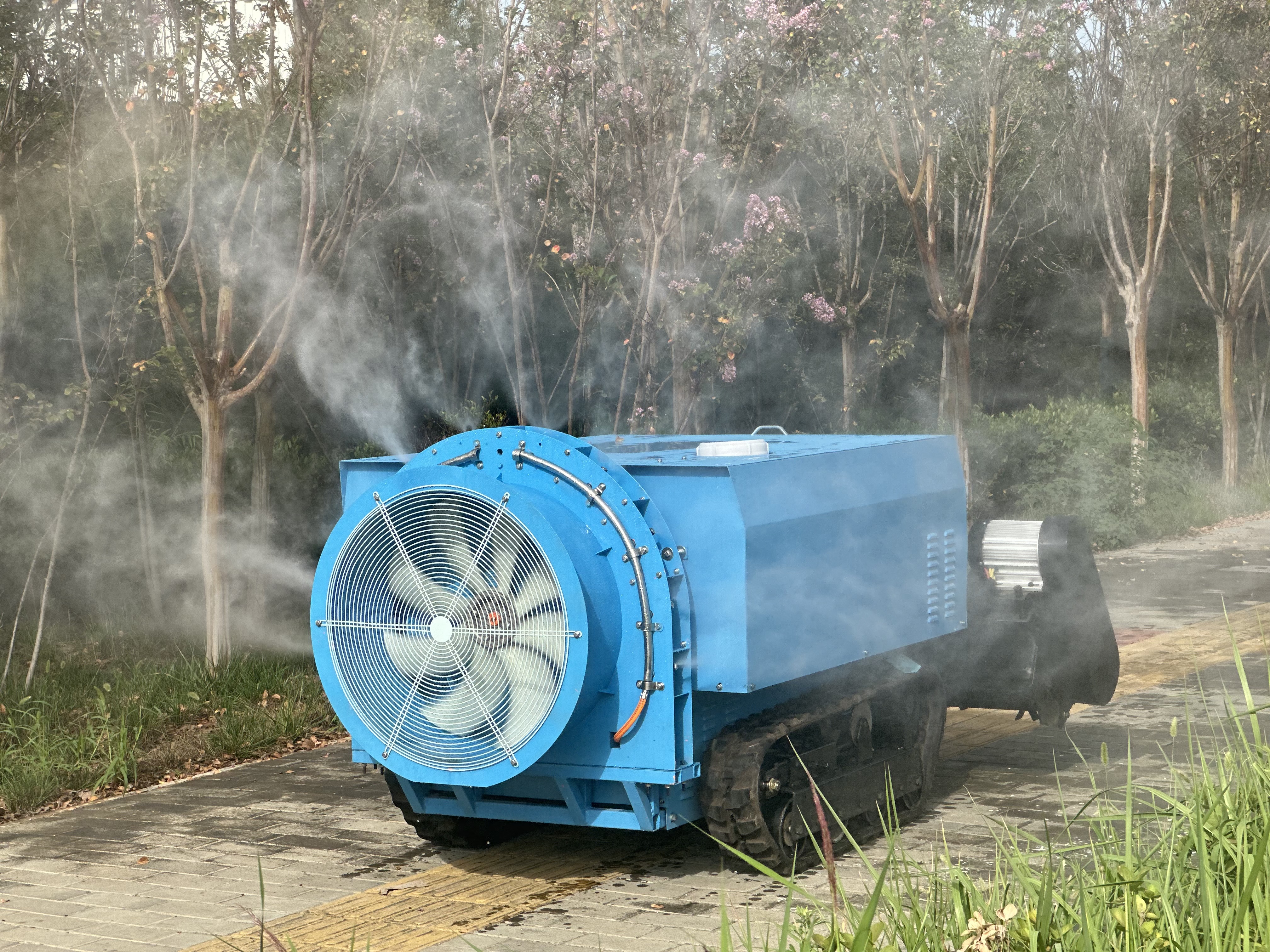 03 #  履带自走式风送喷雾机.JPG